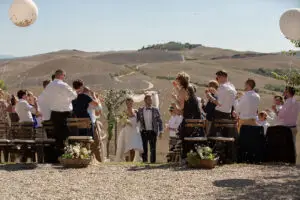 brautpaar nach trauung seifenblasen